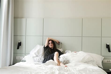 mulher nuas|Mulher Nua Deitada Na Cama · Foto profissional gratuita .